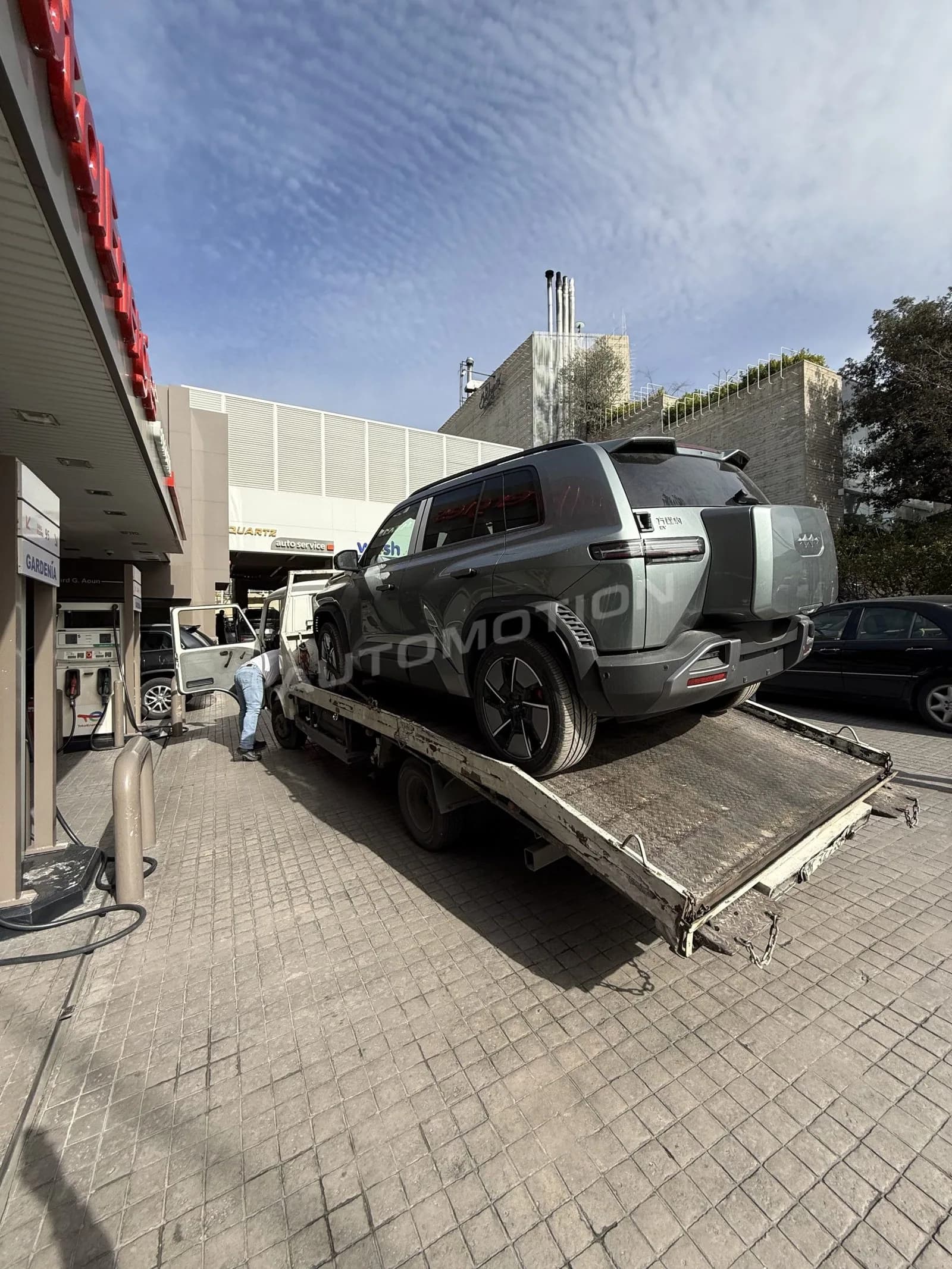 Delivery photograph 21 of 24, a vehicle loaded in a shipping container