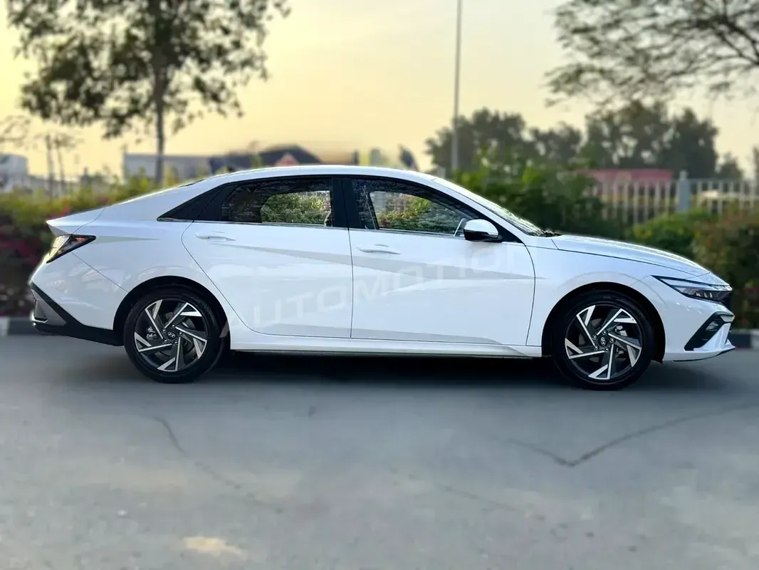 Hyundai Elantra, listing photo 3 of 9