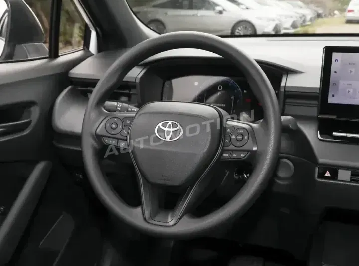 Toyota Corolla Cross, listing photo 9 of 12