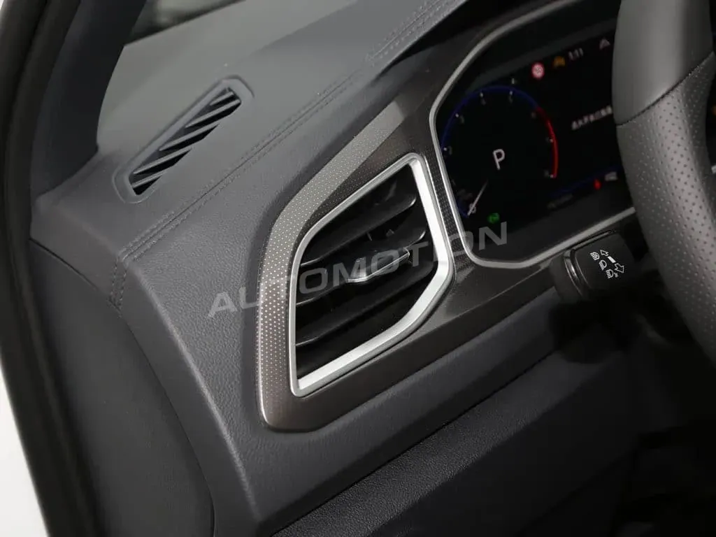 Volkswagen T-Roc, listing photo 15 of 28