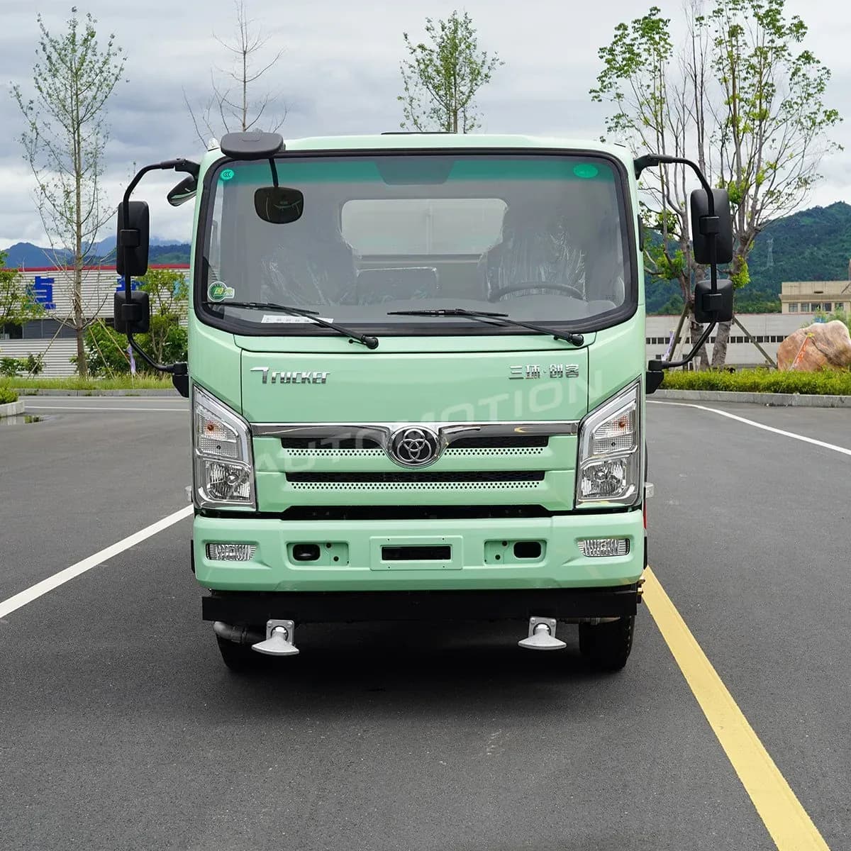 Tri-Ring 4×2 Spray Truck, listing photo 2 of 9