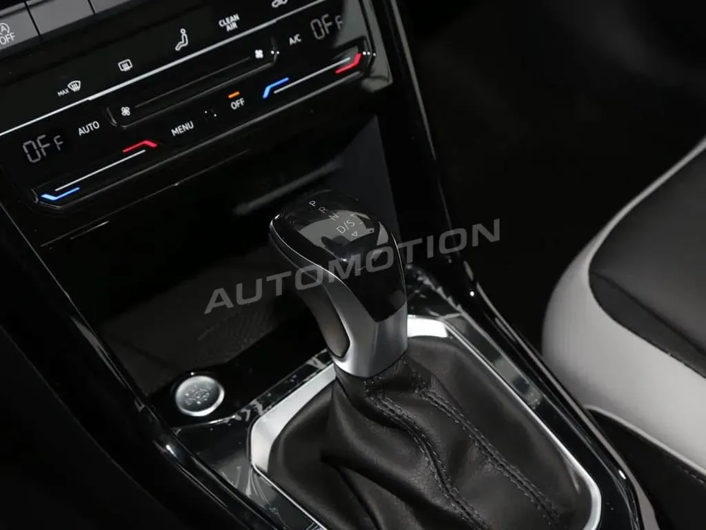 Volkswagen T-Roc, listing photo 13 of 28
