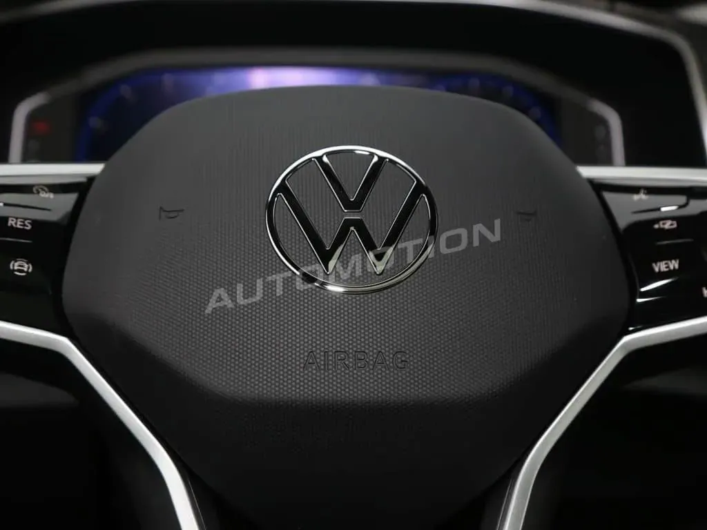 Volkswagen T-Roc, listing photo 12 of 28