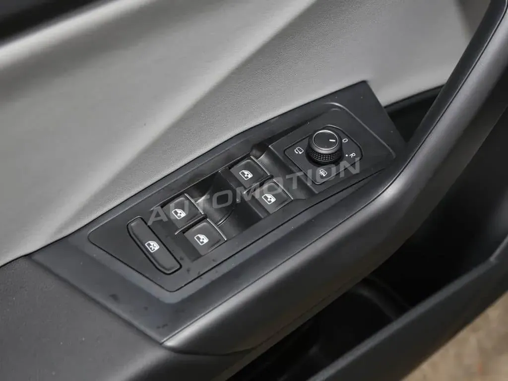 Volkswagen T-Roc, listing photo 18 of 28