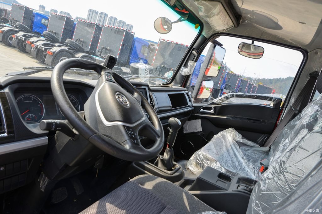Tri-Ring 4×2 Flatbed Transportation Truck - Image 9
