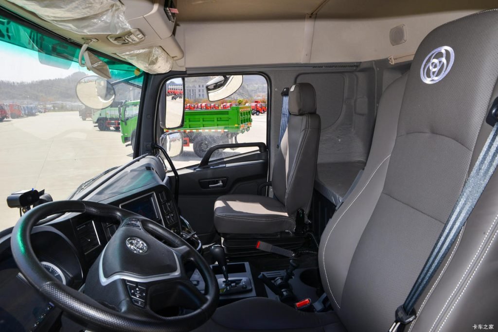 Tri-Ring 6×4 Electric Tractor Truck - Image 9