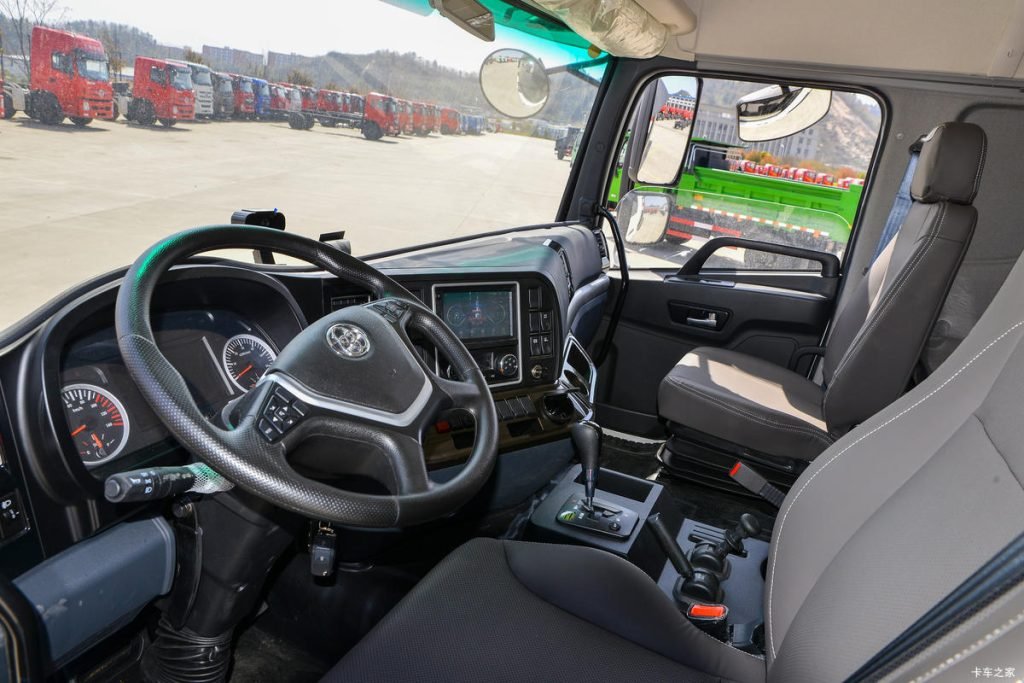 Tri-Ring 6×4 Electric Tractor Truck - Image 8