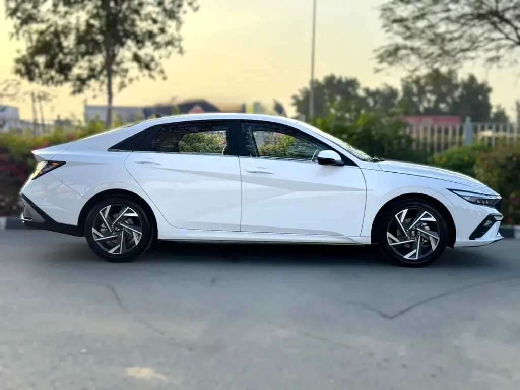 2025 Hyundai Elantra - Image 4